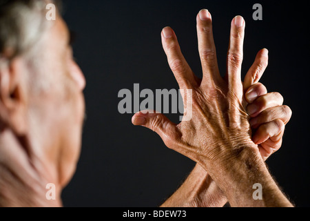 Nahaufnahme des älteren Mannes Hände, Studio gedreht Stockfoto