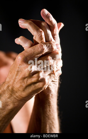 Nahaufnahme von senior woman Hand Wunde reiben Stockfoto