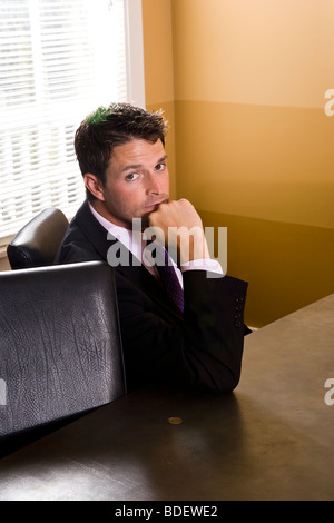 Ernst Kaufmann am Konferenztisch sitzen Stockfoto