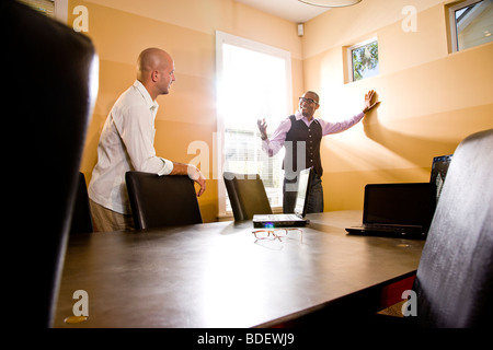 Multi-ethnischen Geschäftsleute im Gespräch im Sitzungssaal Stockfoto