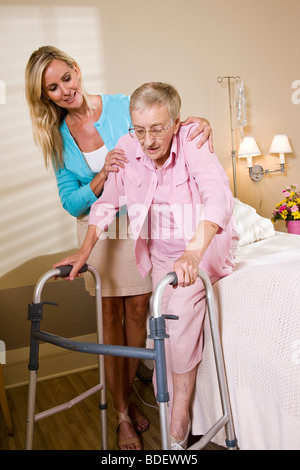 Tochter helfen älteren Mutter Verwendung walker Stockfoto