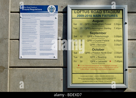 bevorstehenden Befestigung Liste und Boden Vorschriften Hinweise auf Loftus Road Stadion, Heimat der Queens Park Rangers, in Shepherds Bush, West-london Stockfoto