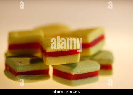 Stapel von bunten fruchtigen Allsorts Süßigkeiten Stockfoto