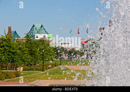 Park des Veteranen mit Blick auf Jacques Cartier Brücke im Hintergrund Montreal, Quebec, Kanada Stockfoto