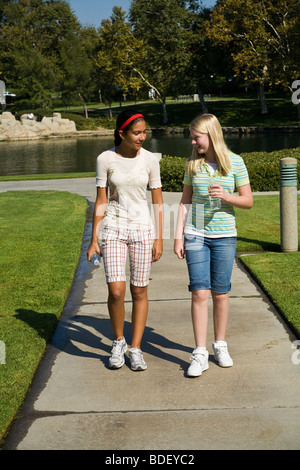 Hispanic & Kaukasischen Junior high Kind Kinder jugendliche Menschen Tween tweens Mädchen Mädchen gehen zu Fuß in den Park. Herr © Myrleen Pearson Stockfoto