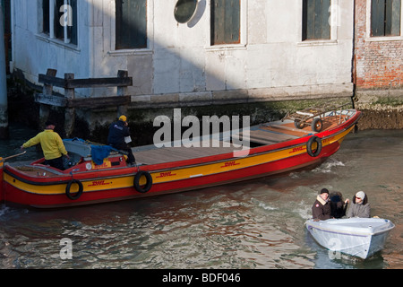 Rot und orange DHL Lieferung Boot am Kanal in Venedig, Italien 92792-Venedig Stockfoto