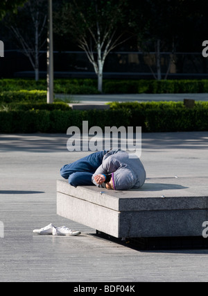 Betrunkene Jugendliche schlafen im Zentrum von London nach am Vorabend Stockfoto