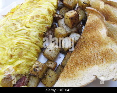 Ein Omelett, Hash Browns und Toast zum Frühstück Stockfoto