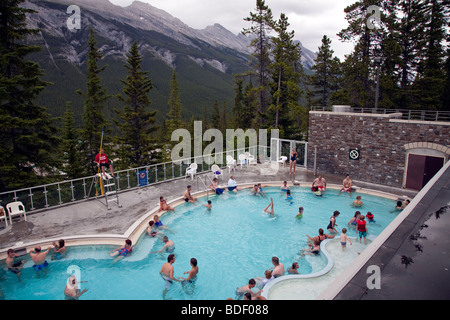 Kanada, Alberta; Banff; Obere heiße Mineralquellen im Sommer in der Nähe der Stadt Banff in den kanadischen Rocky Mountains, Schwefel-Quellen Stockfoto
