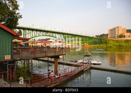 Familie Restaurant auf dem Tennessee River mit der Gay Street Bridge im Hintergrund in Knoxville Tennessee Stockfoto