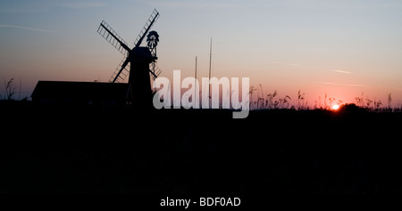 Silhouette des St Benet Ebene Entwässerung Mühle in der Abenddämmerung, Norfolk Broads Stockfoto