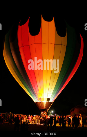 Heißluft-Ballon Nacht Leuchten Stockfoto