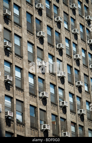Klimaanlagen, sprießen aus Fenster in einem Bürogebäude in New York auf Samstag, 15. August 2009. (© Richard B. Levine) Stockfoto
