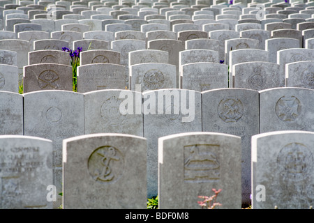 Ersten Weltkrieg Grabsteine auf einem Friedhof in Nordfrankreich Stockfoto