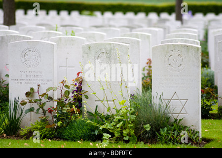 Ersten Weltkrieg Grabsteine auf einem Friedhof in Nordfrankreich Stockfoto