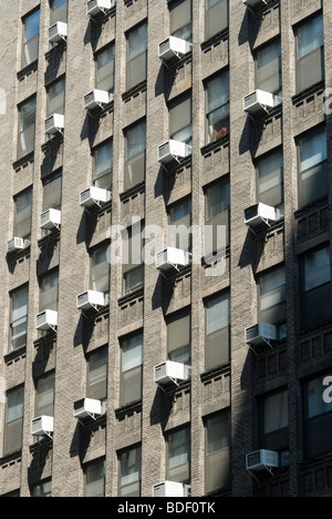 Klimaanlagen, sprießen aus Fenster in einem Bürogebäude in New York auf Samstag, 15. August 2009. (© Richard B. Levine) Stockfoto
