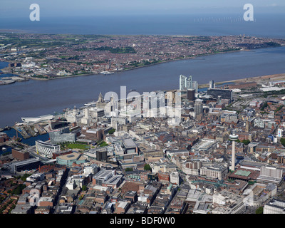 Luftaufnahme von Liverpool, North West England, Sommer 2009, Blick über den Fluss Mersey mit der irischen See hinter Stockfoto