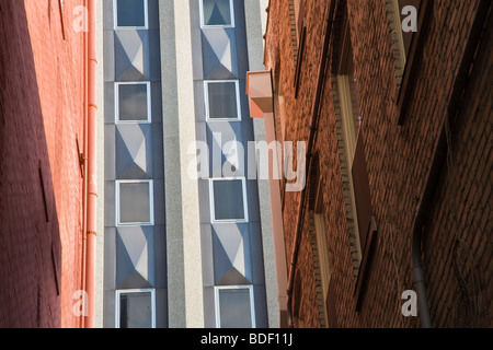 Fenstermuster in neueren Gebäude zwischen älteren Backsteingebäude in Knoxville Tennessee Stockfoto