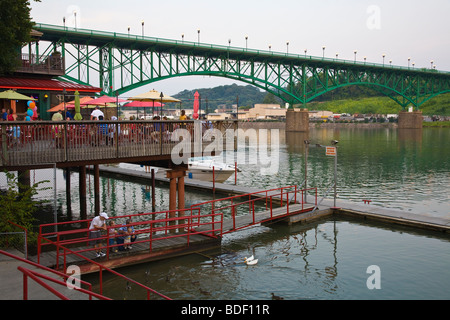 Familie Restaurant auf dem Tennessee River mit der Gay Street Bridge im Hintergrund in Knoxville Tennessee Stockfoto