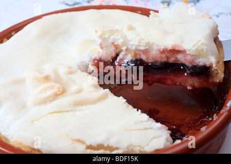 Ein Stück hausgemachter Kirsch Baiser Torte serviert Stockfoto