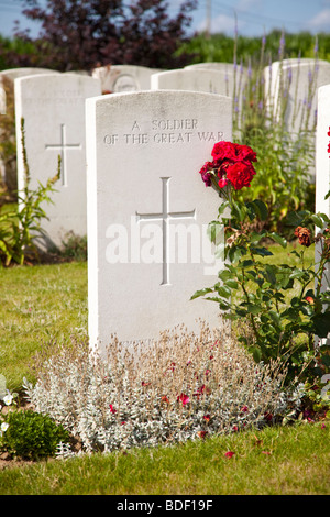 Grabmal des Unbekannten Soldaten in einem Weltkrieg 1 Soldatenfriedhof, Ypern, Flandern, Belgien, Europa - liest: ein Soldat des Großen Krieges Stockfoto