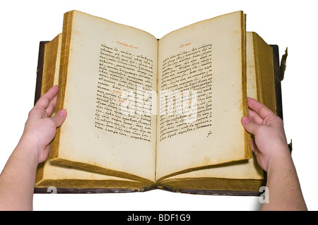 Altes großes Buch mit festem Einband ist geöffnet. Isoliert auf weiß. Stockfoto