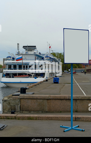 Schiff vor Anker, Hafen am Fluss und Bill Board mit weißen Bereich für einfachen Text Stockfoto
