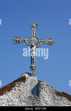 A detail auf eine Kapelle in der Nähe der Straße - Kreuz mit der Figur des Jesus Christus. Stockfoto