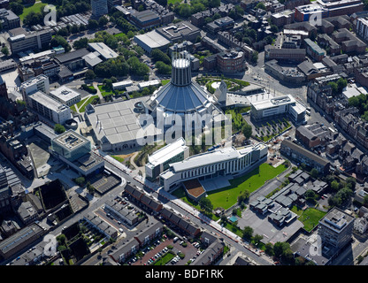 Luftaufnahme der katholischen Kathedrale in Liverpool und John Moores Universität, North West England, Sommer 2009 Stockfoto