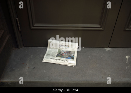 Eine Lieferung frei Haus-Kopie der New York Times wird auf eine Haustür im Stadtteil Tribeca New York gesehen. Stockfoto