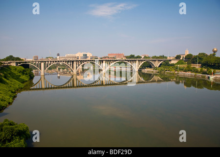 Henley Street Bridge über Tennessee River in Knoxville Tennessee Stockfoto