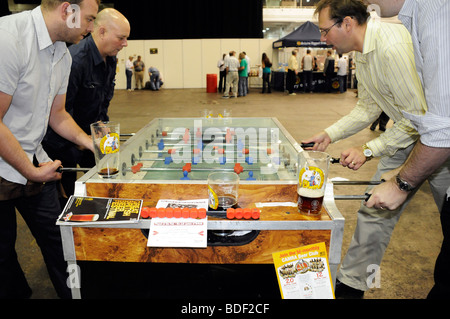 Traditionelle Bar Spiele bei The Great British Beer Festival alljährlich im Londoner Earls Court. Stockfoto