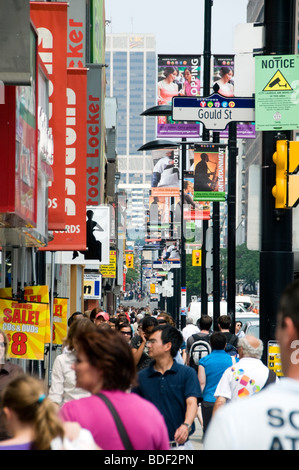 Shopping-Fans und Touristen auf einer belebten Yonge Street in der Innenstadt von Toronto, Ontario, Kanada Stockfoto