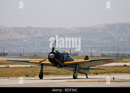 Ein Mitsubishi A6M5 Zero taxis nach dem Flug bei einer Flugschau auf dem Laufsteg. Stockfoto