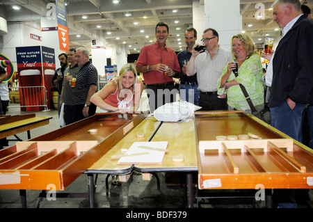 Traditionelle Bar Spiele bei The Great British Beer Festival alljährlich im Londoner Earls Court Stockfoto