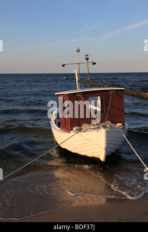 Angelboot/Fischerboot am Strand von höchsten auf der Insel Usedom, festgemacht Pommern, Westdeutschland. Foto: Willy Matheisl Stockfoto