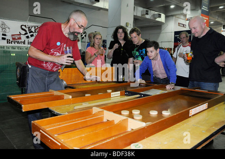 Traditionelle Bar Spiele bei The Great British Beer Festival alljährlich im Londoner Earls Court Stockfoto