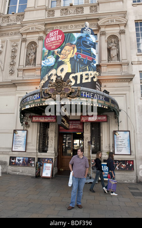 Große bunte Plakate Werbung "The 39 Steps" komödiantischen spielen auf Vorderseite des The Criterion Theatre, Picccadilly Circus, London Stockfoto