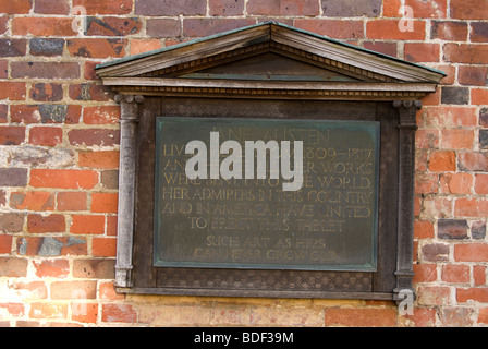 Gedenktafel an der Seite des Hauses im 19. Jahrhundert Schriftstellerin Jane Austen, von 1809 bis 1817, Chawton, Hampshire, UK lebte. Stockfoto