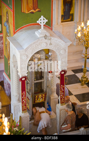 Pilger-Warteschlange die Füße der mumifizierte Körper des Heiligen Gerasimos im Kloster auf der griechischen Insel Kefalonia Griechenland GR küssen Stockfoto