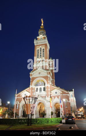 Albert-Kirche an der Somme in der Nacht Stockfoto