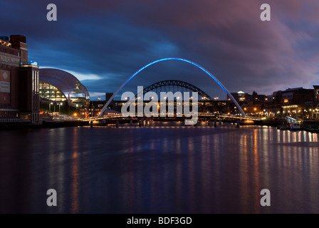 Newcastle Quayside und Millennium Bridge in der Dämmerung Stockfoto