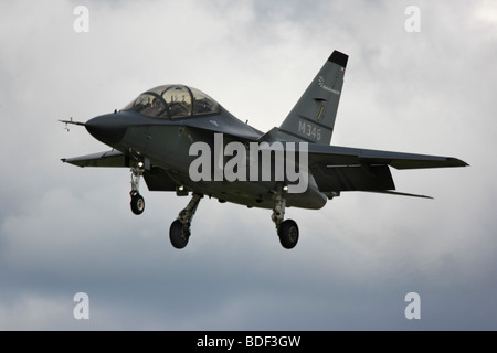 Aermacchi Alenia M-346 italienischen Kampfjet Flugzeug Trainer Landung gegen ein bewölkter Himmel Stockfoto