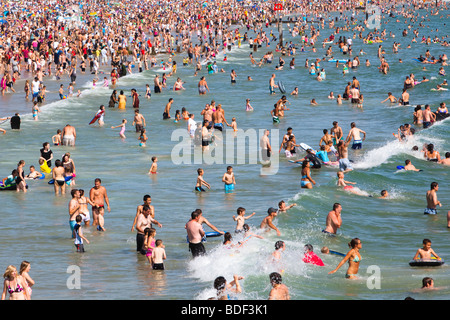 Überfüllten Strand und viele Schwimmer im Meer in Bournemouth, Großbritannien Stockfoto