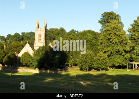 St.-Nikolaus-Kirche eingebettet zwischen Bäumen in dem malerischen Dorf Chawton, in der Nähe von Alton, Hampshire, UK. Stockfoto