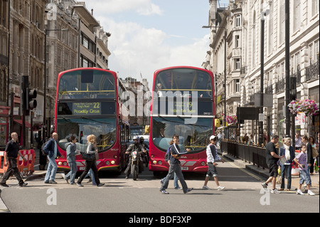 Zwei rote Doppeldecker London Busse warten auf Fußgänger am Zebrastreifen geben Sie Piccadilly Circus, London Stockfoto