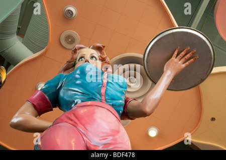 Farbenfrohe Statue der Ortslage Kellnerin, Annettes Diner, Disneyland, Paris, Frankreich Stockfoto