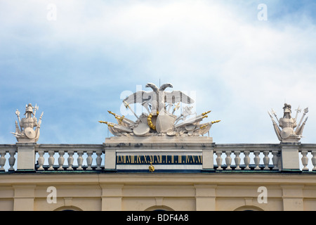 Detail der Wappen und Uhr an Spitze der Zentraleinheit, Schloss Schönbrunn, Wien, Österreich Stockfoto