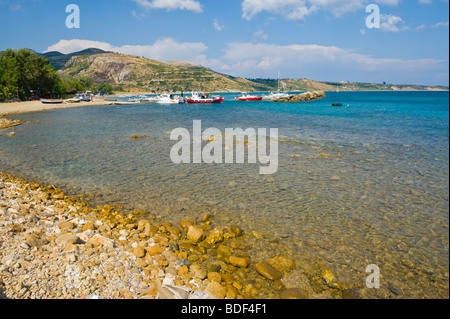 Blick über Kiesstrand an kleinen Fischen Shelter mit lokalen Booten in Katelios auf der griechischen Insel Kefalonia Griechenland GR Stockfoto