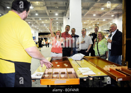 Ein Gewinner! Traditionelle Bar Spiele bei The Great British Beer Festival alljährlich im Londoner Earls Court Stockfoto